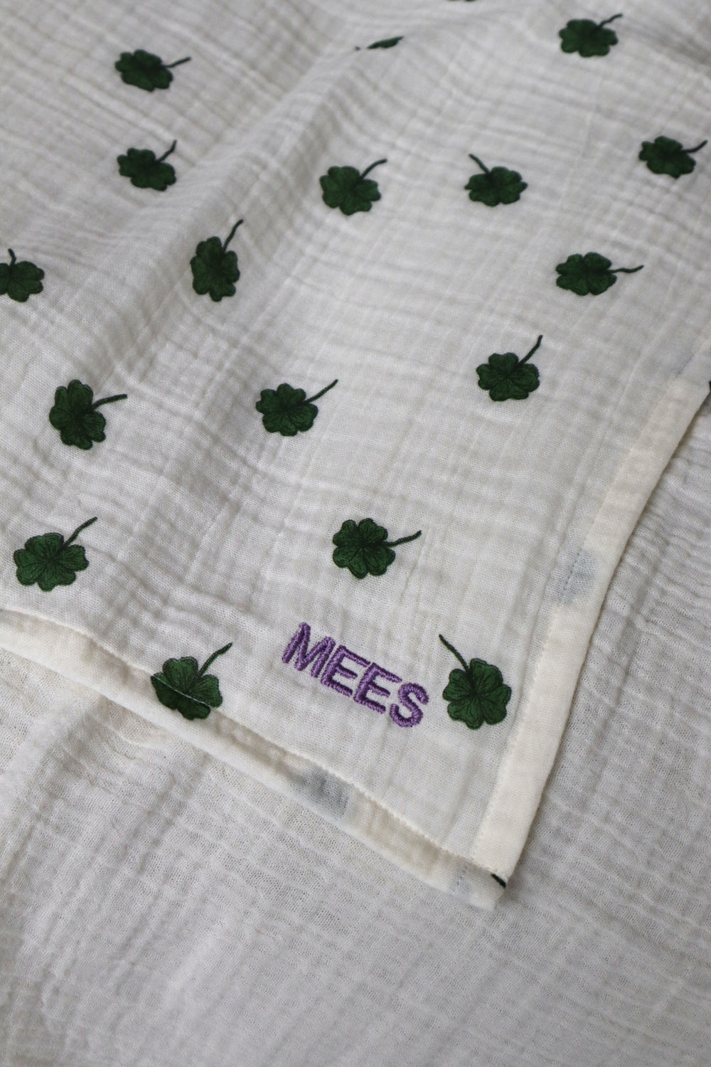 Mittlere Musselintücher mit weißem Kleeblatt-Muster