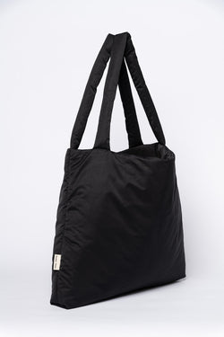 Schwarze wattierte Mom Bag