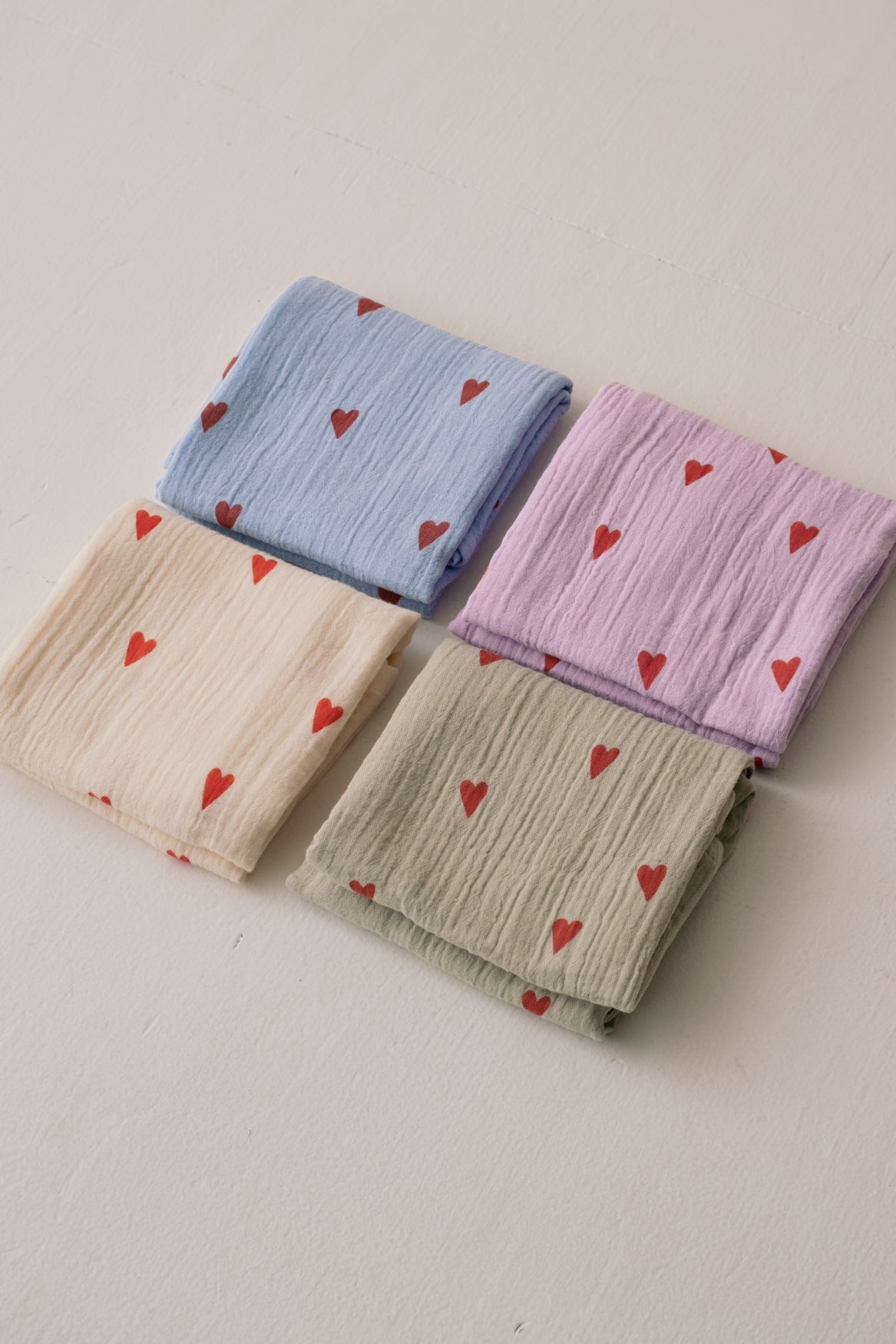 Mittlere Musselintücher mit hellblauem Hearts-Muster