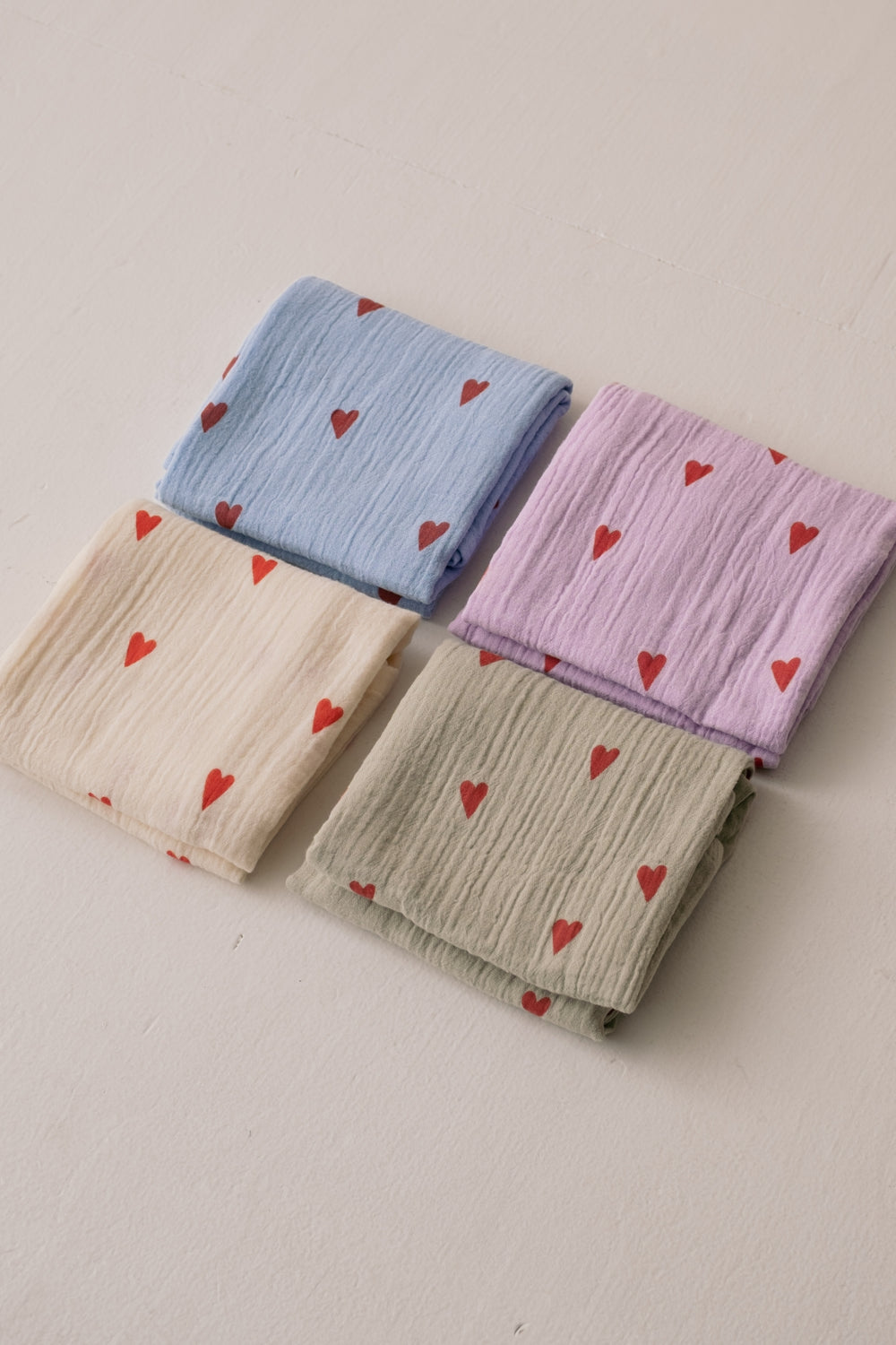 Mittlere Musselintücher mit hellblauem Hearts-Muster