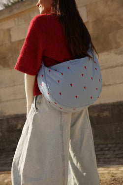 Hellblaue Puffy-Umhängetasche mit Herzen