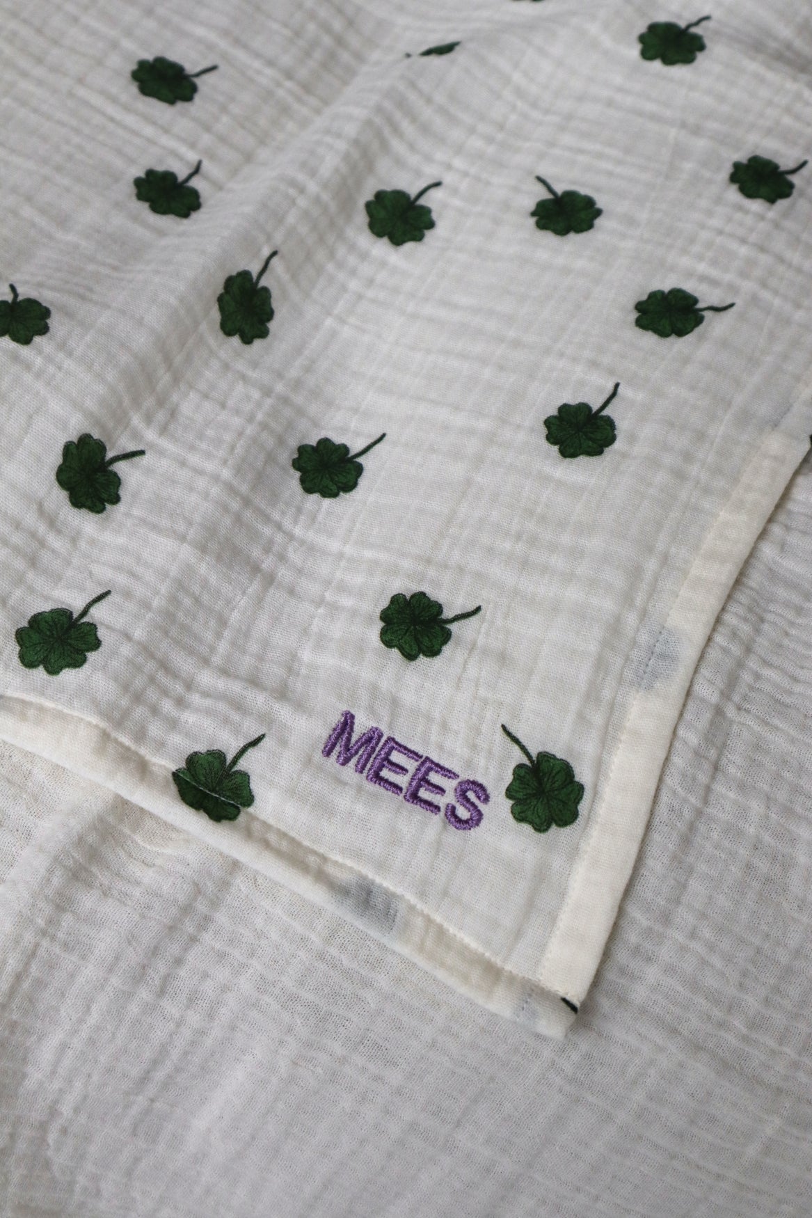 Mittlere Musselintücher mit weißem Kleeblatt-Muster