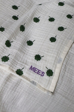 Mittlere Musselintücher mit weißem Kleeblatt-Muster