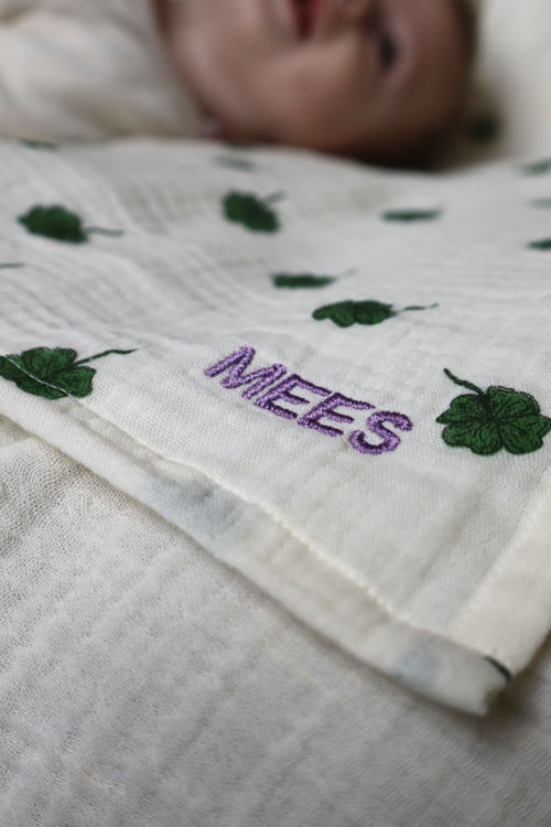 Mittlere Wickeldecke mit weißem Kleeblatt-Muster