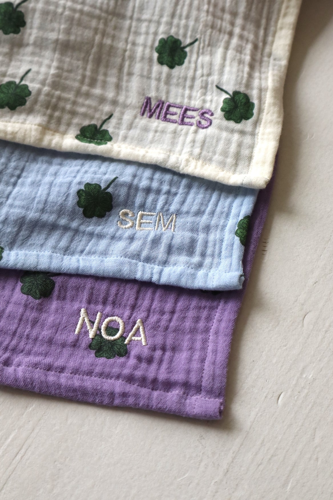 Mittlere Musselintücher mit Lila Kleeblatt-Muster