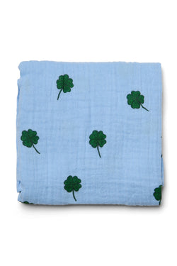 Mittlere Wickeldecke mit hellblauem Kleeblatt-Muster