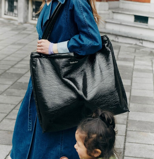 Schwarze wendbare Lack Mom-Bag