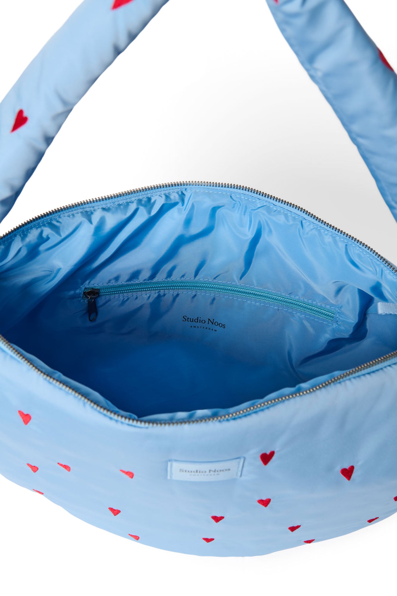 Hellblaue Puffy-Umhängetasche mit Herzen