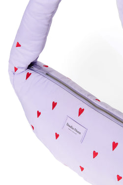 Lila puffy Mini-Umhängetasche mit Herzen