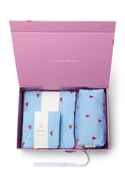 Newborn Essentials Geschenkset | Hellblaue Herzen
