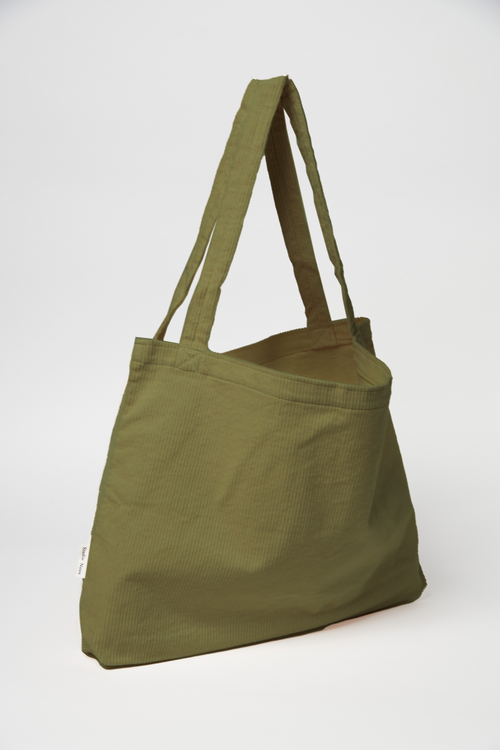 Salbeigrüne Feincord Mom-Bag