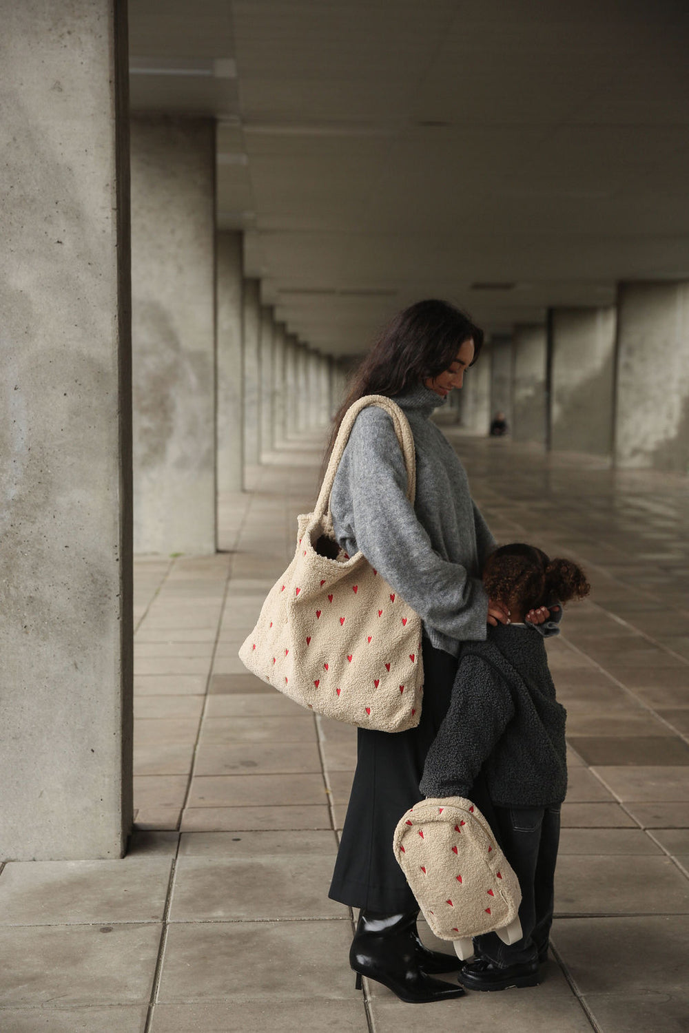 Wollweiße Teddy Herzen Mom Bag