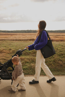 Schwarze wattierte Mom Bag